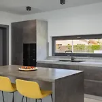 Modern Nea With Outdoor Pool In 普拉