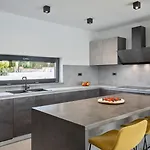 Modern Nea With Outdoor Pool In 别墅