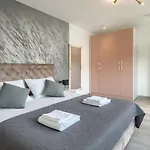 Modern Nea With Outdoor Pool In 别墅