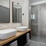 Modern Nea With Outdoor Pool In 别墅 *