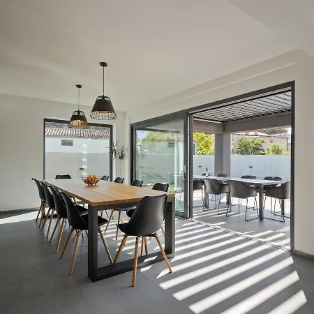 Modern Nea With Outdoor Pool In Villa Pula