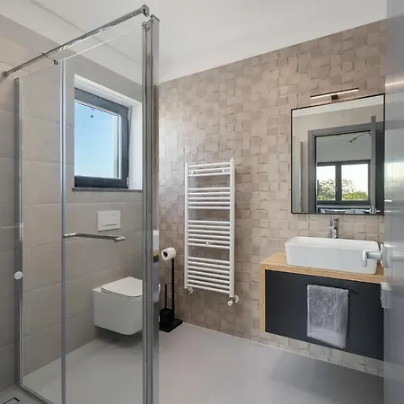 Villa Modern Nea With Outdoor Pool In *