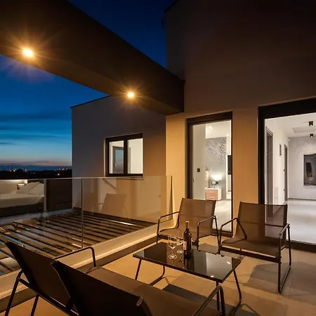 Villa Modern Nea With Outdoor Pool In Pula