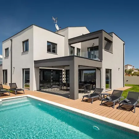 Villa Modern Nea With Outdoor Pool In