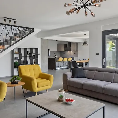 Modern Nea With Outdoor Pool In Pula