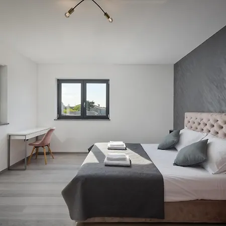 Villa Modern Nea With Outdoor Pool In *