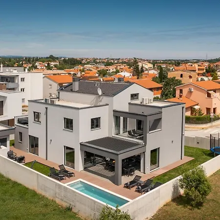 Villa Modern Nea With Outdoor Pool In Pula