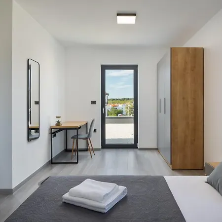 Modern Nea With Outdoor Pool In * Pula