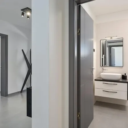 Villa Modern Nea With Outdoor Pool In Pula
