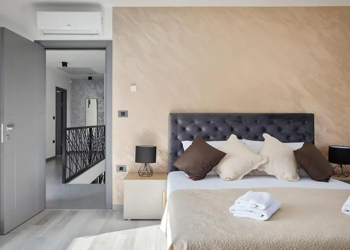 Modern Nea With Outdoor Pool In Villa *
