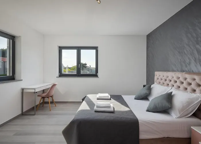 Villa Modern Nea With Outdoor Pool In *