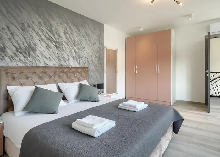Modern Nea With Outdoor Pool In Villa
