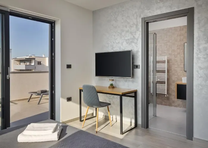 Modern Nea With Outdoor Pool In Pula