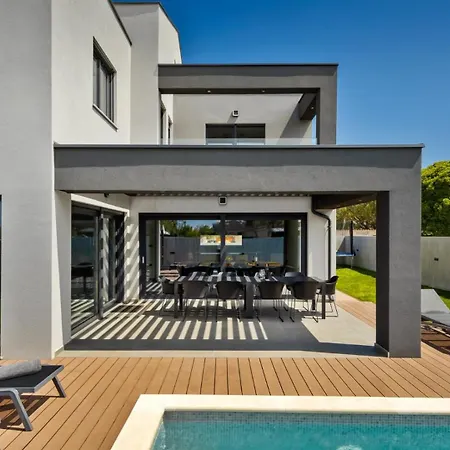 Modern Nea With Outdoor Pool In فيلة