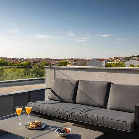 فيلة Modern Nea With Outdoor Pool In بولا