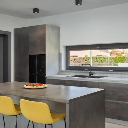 Modern Nea With Outdoor Pool In プーラ