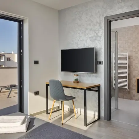 Modern Nea With Outdoor Pool In プーラ