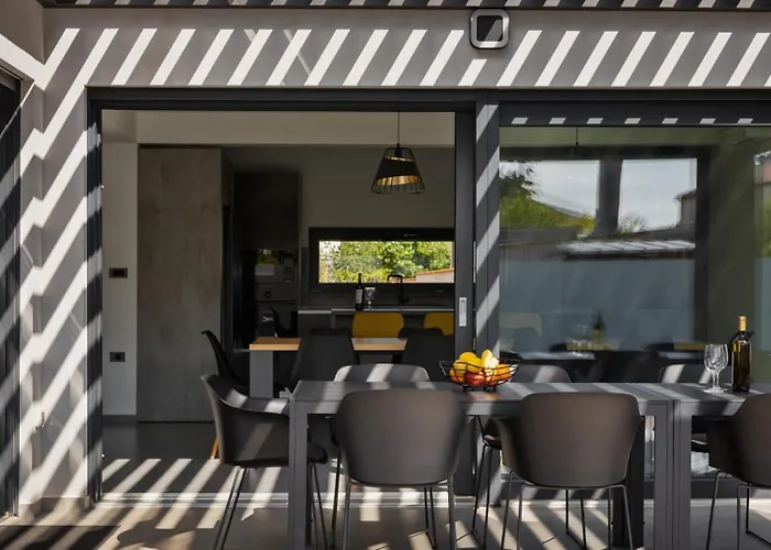Modern Nea With Outdoor Pool In فيلة *