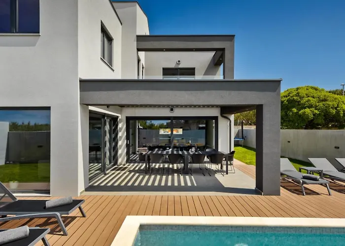 Modern Nea With Outdoor Pool In فيلة