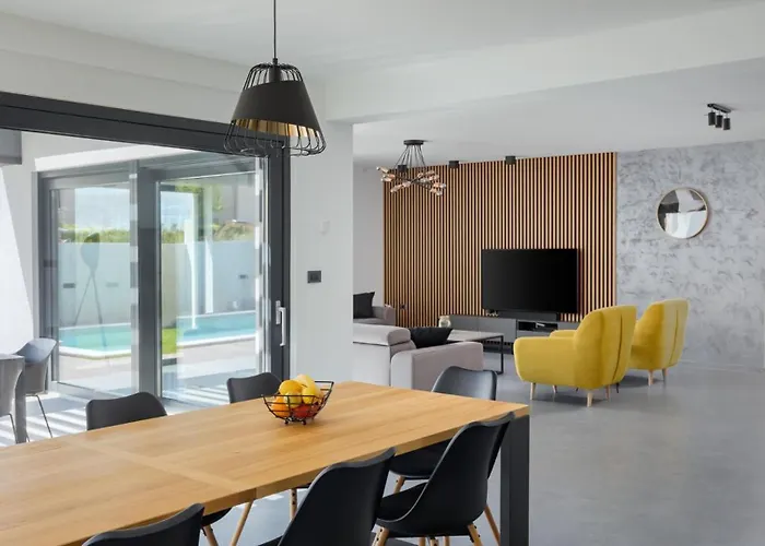 Modern Nea With Outdoor Pool In فيلة