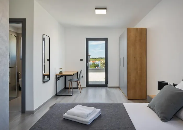 Modern Nea With Outdoor Pool In * بولا