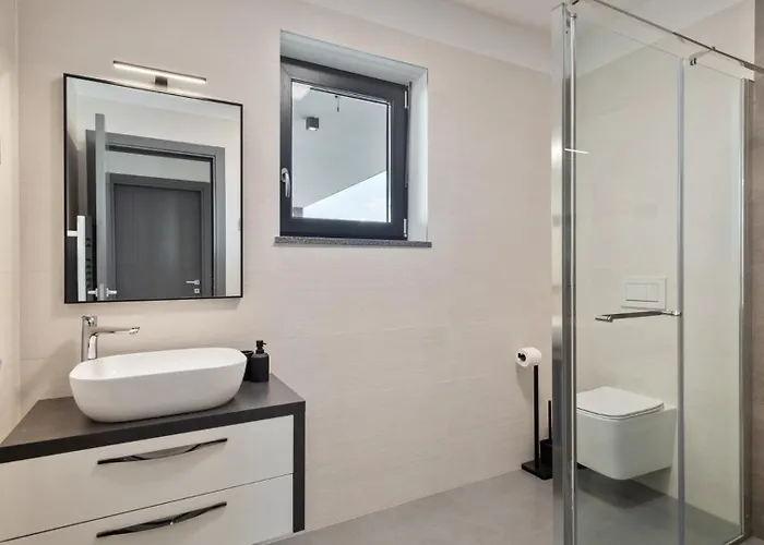 Modern Nea With Outdoor Pool In فيلة بولا
